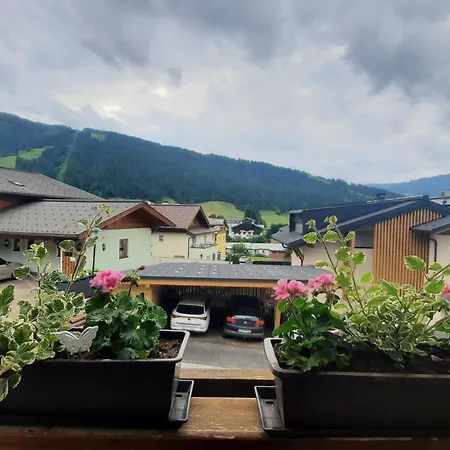 Mountainview Mit Balkon Und Carport 公寓
